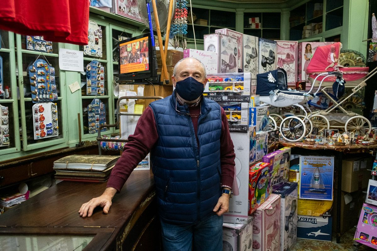 Miguel Sánchez en el mostrador de Las Novedades de El Puerto. Miguel Sánchez en el mostrador de Las Novedades de El Puerto.