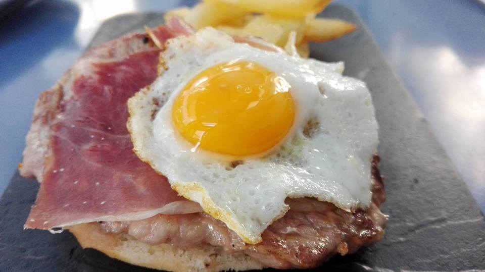 Un delicioso huevo frito.