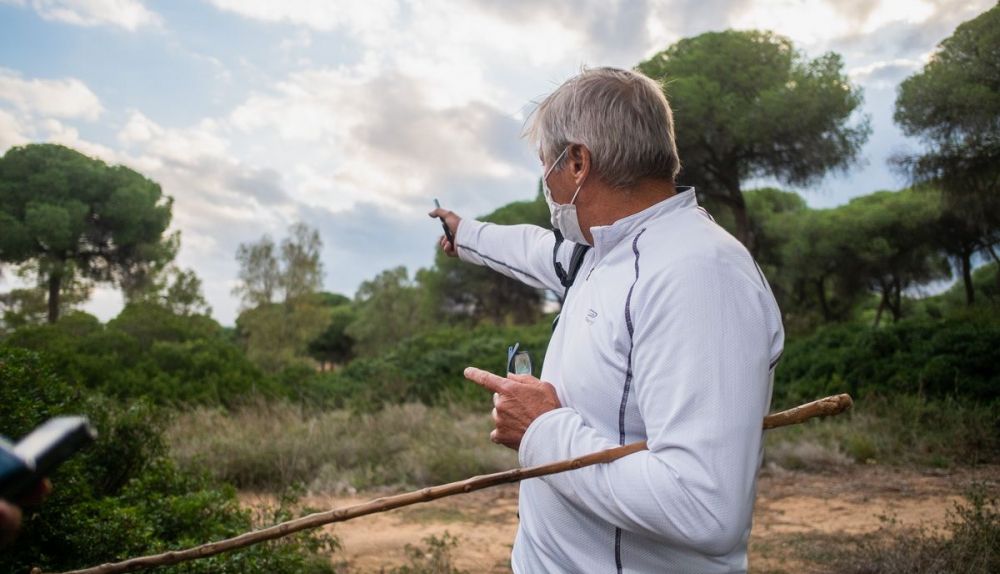 El activista señalando el ecosistema del Rancho Linares.