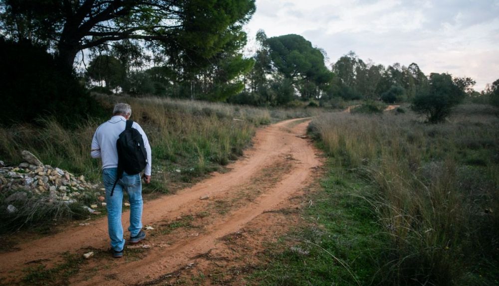 Juan Carlos Neva en uno de los senderos del bosque.