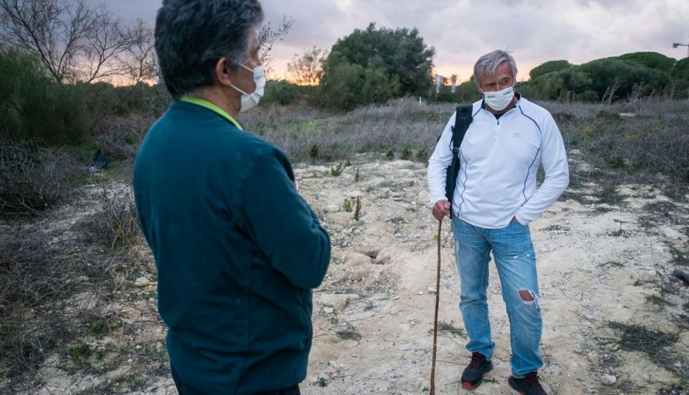 Los ecologistas intercambiando ideas en el paraje natural.