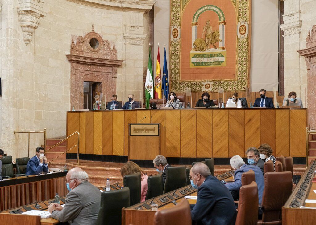 La Mesa del Parlamento andaluz, en una sesión plenaria reciente.
