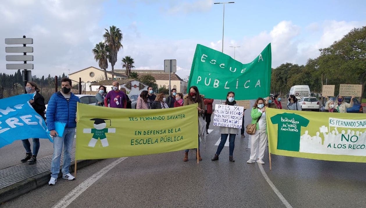Personal de la comunidad educativa del IES Savater, acompañados por miembros de Adelante Jerez.