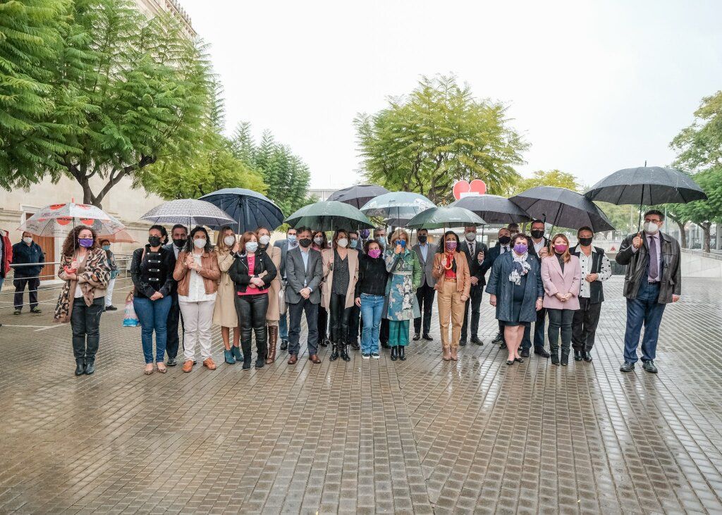 Los diputados andaluces, guardando un minuto de silencio en la puerta del Parlamento andaluz.