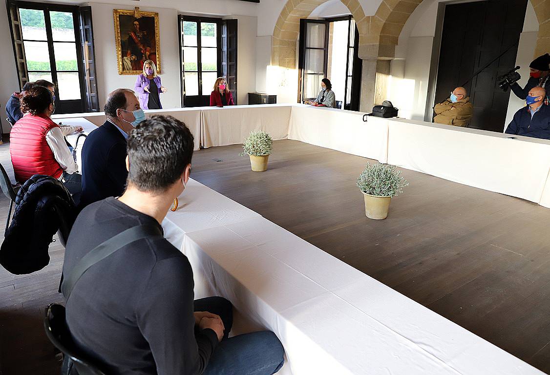 Un momento de la Mesa del Comercio, presidida por la alcaldesa de Jerez, Mamen Sánchez. 