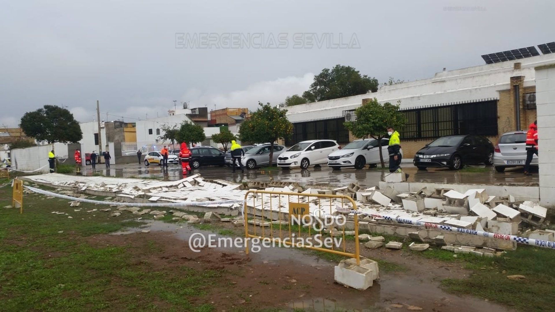 Imagen del muro derrumbado en el colegio de Torreblanca. FOTO: Emergencias Sevilla