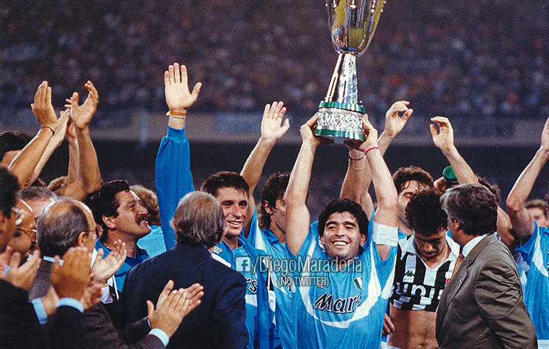 Maradona levanta una copa con el Nápoles, equipo que marcó su carrera. 