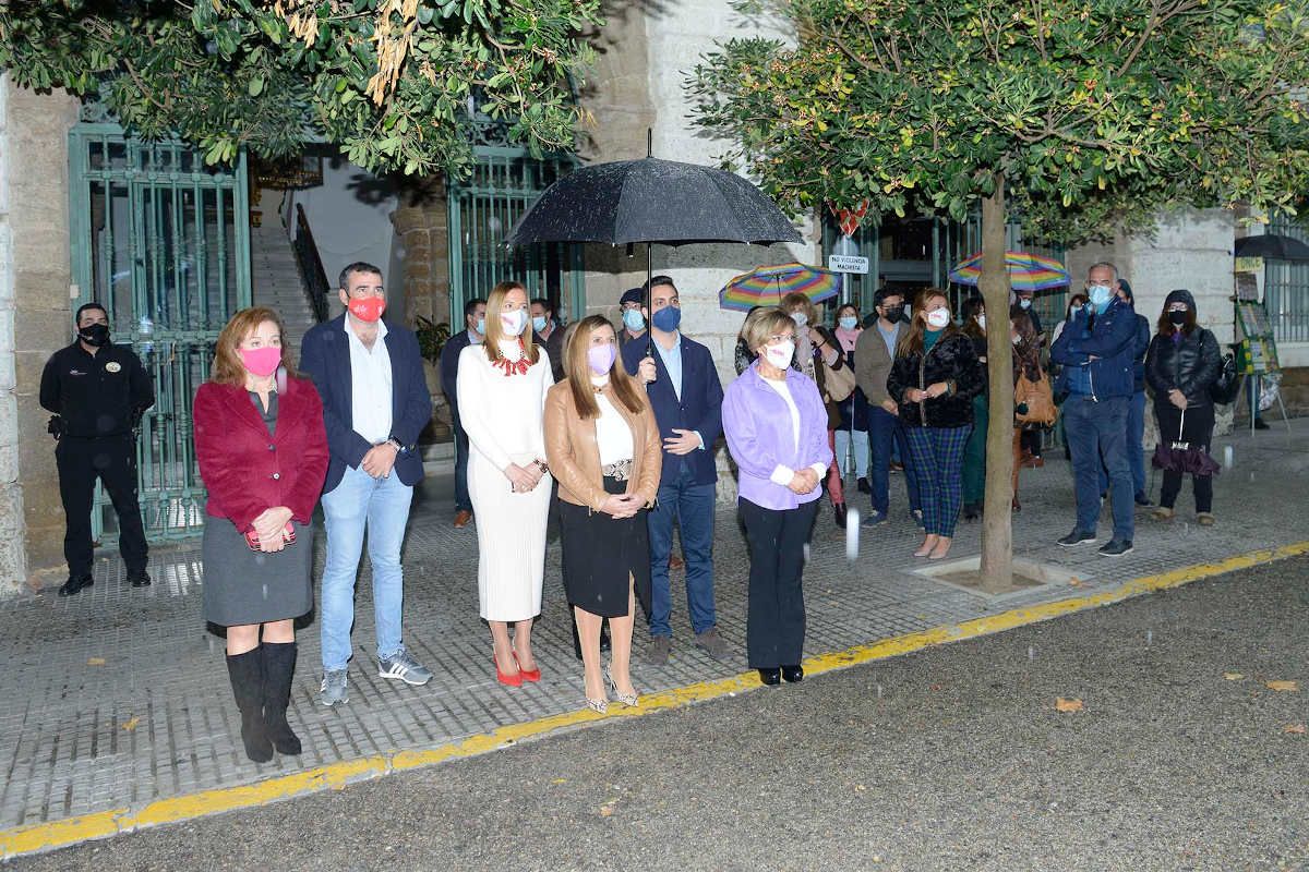 Minuto de silencio en homenaje a las mujeres víctimas de violencia de género en las puertas del Palacio Provincial de Cádiz.
