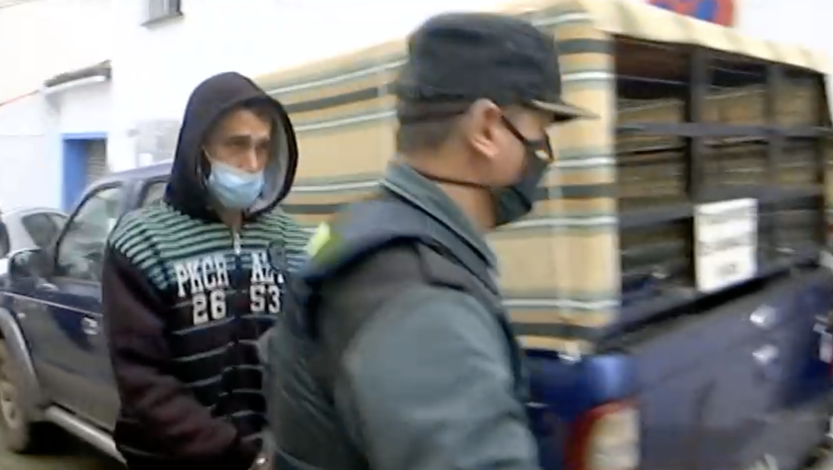 El presunto homicida a su llegada al Jefatura de la Policía Local de Castilblanco, el pasado martes, en una imagen de Canal Sur.