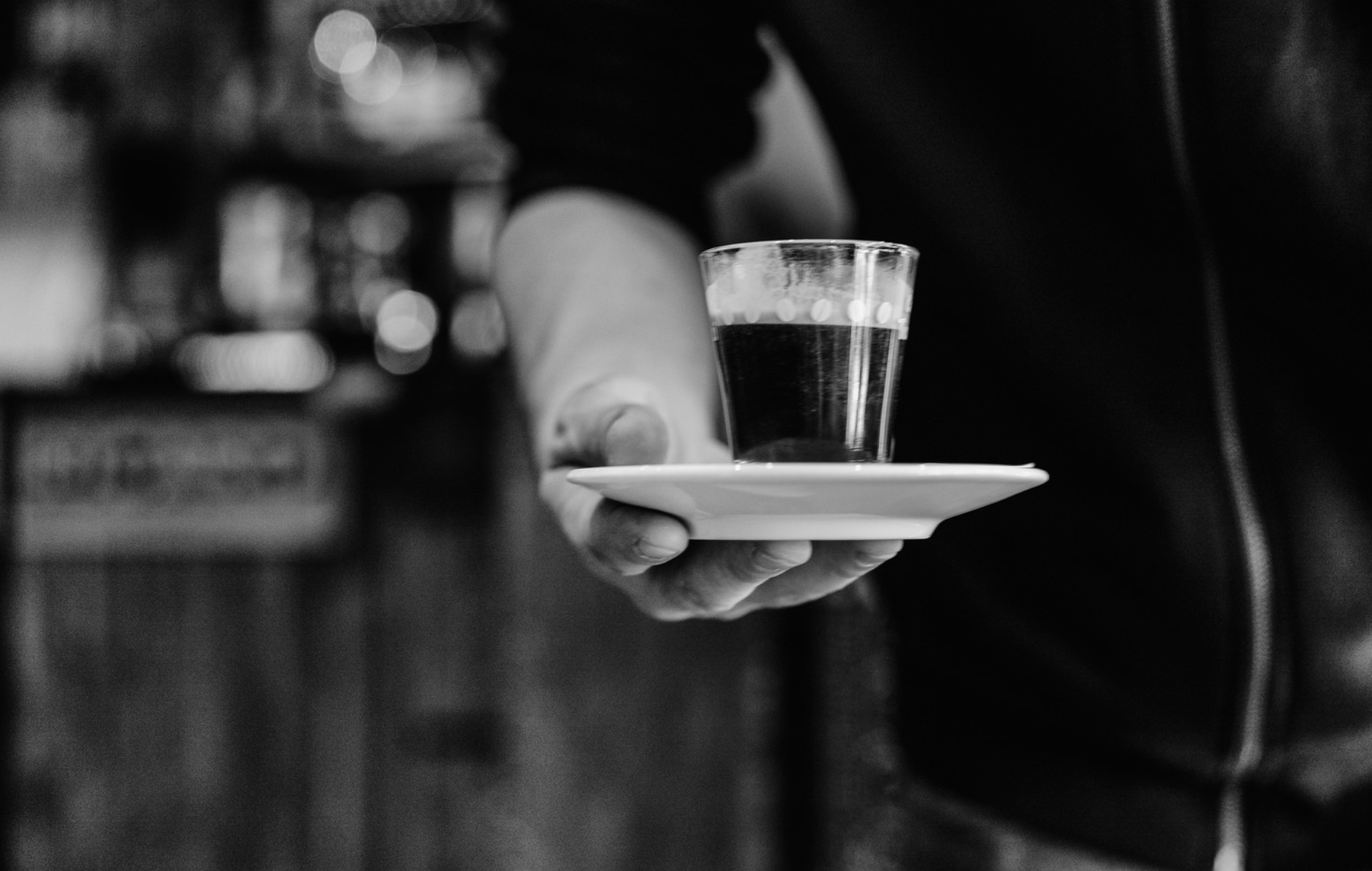 Un hombre sirve un café, en una imagen de flickr.com Autor: Lacpixel