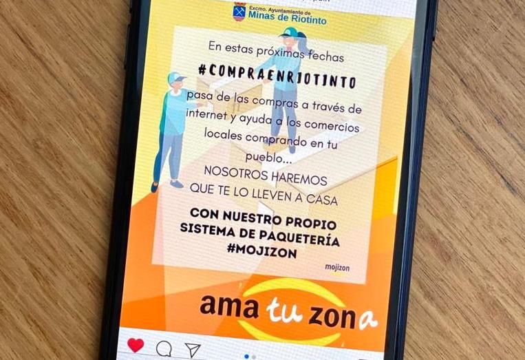 Un móvil, con información de 'Mojizón', la alternativa a Amazon de Minas de Riotinto.