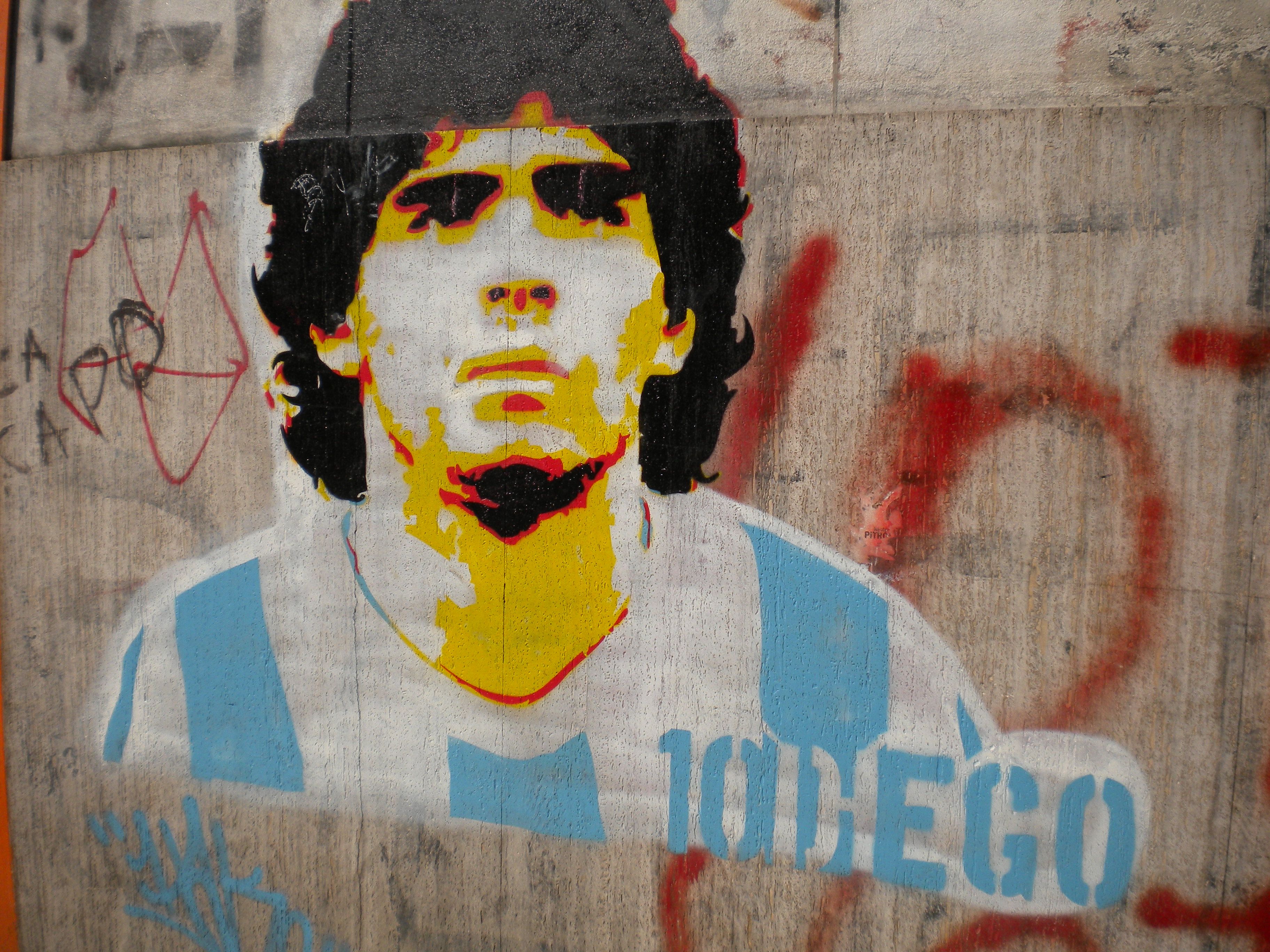 Un graffiti de Maradona en el barrio de La Boca. FOTO:  wikimedia