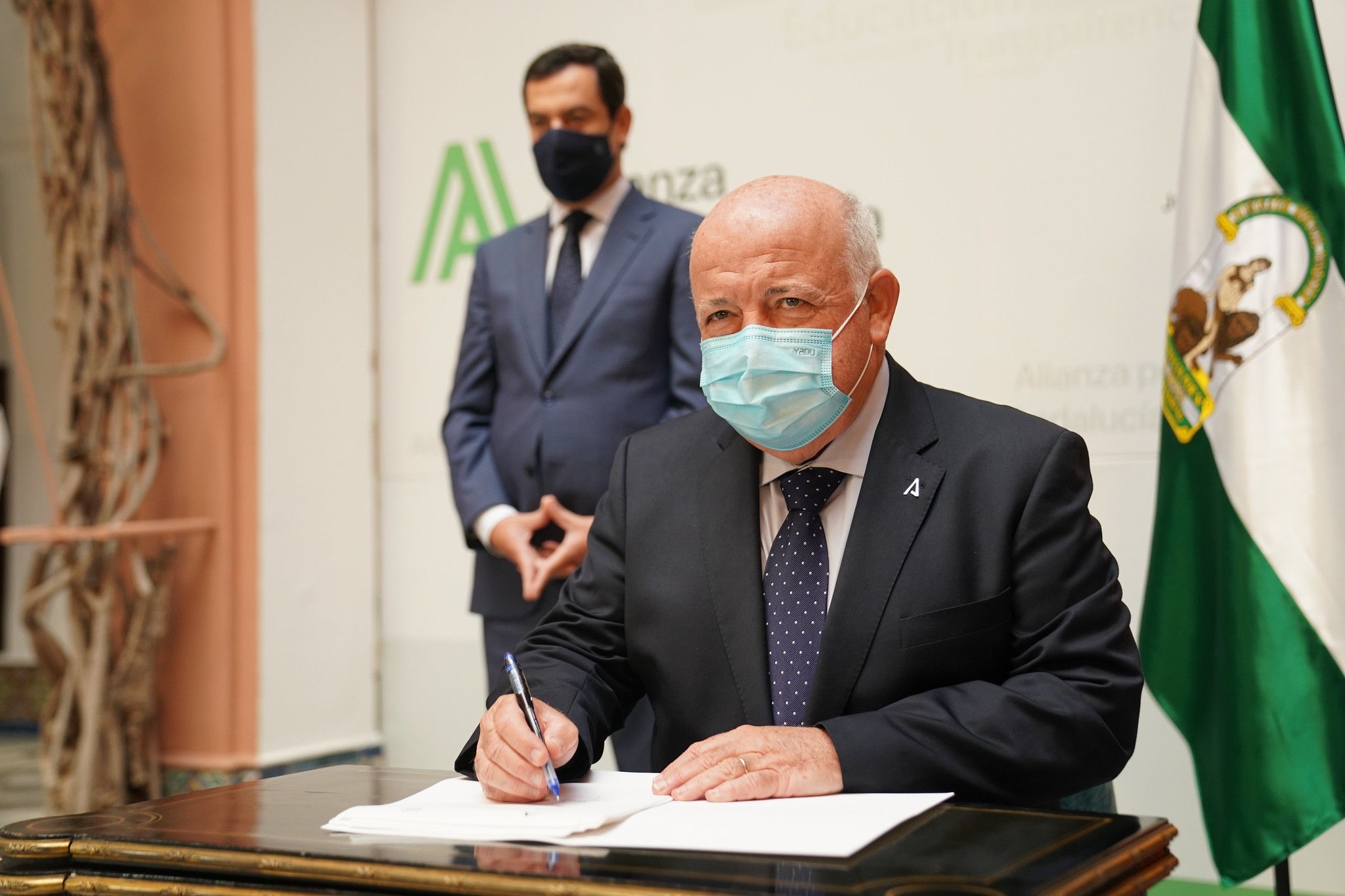 Aguirre, en primer término, junto al presidente Moreno Bonilla. FOTO: Junta Aguirre, en primer término, junto al presidente Moreno Bonilla. FOTO: Junta