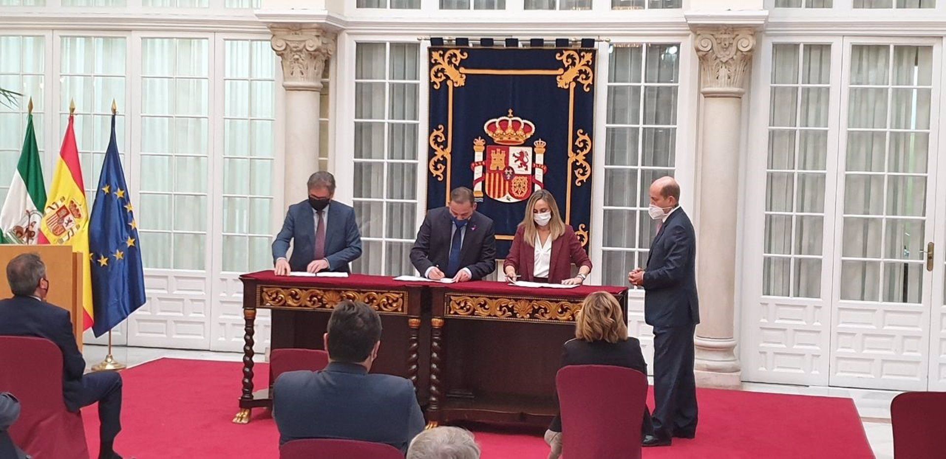 Un momento de la firma del acuerdo para levantar medio centenar de viviendas protegidas en Cádiz.