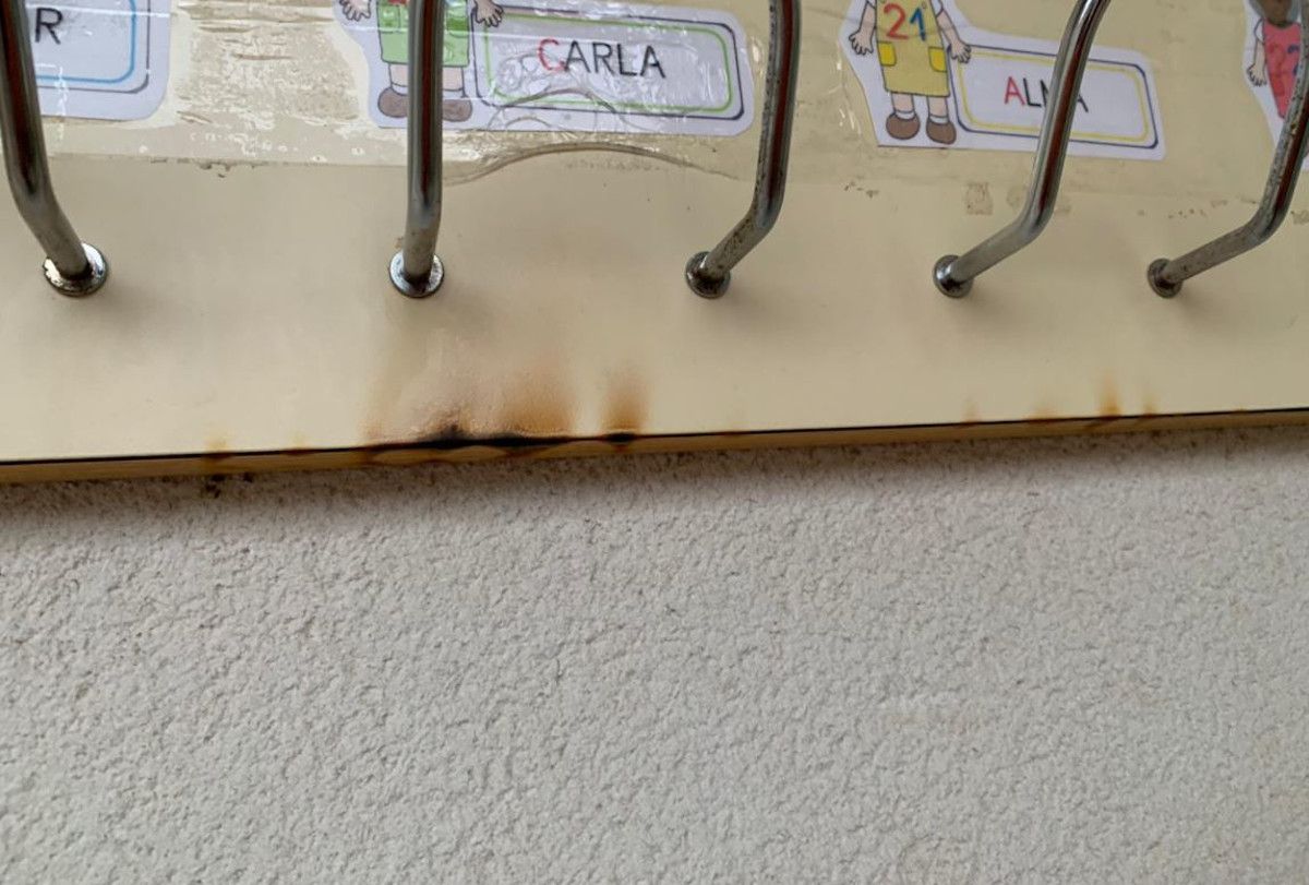 Mobiliario escolar dañado en el colegio público La Marquesa.