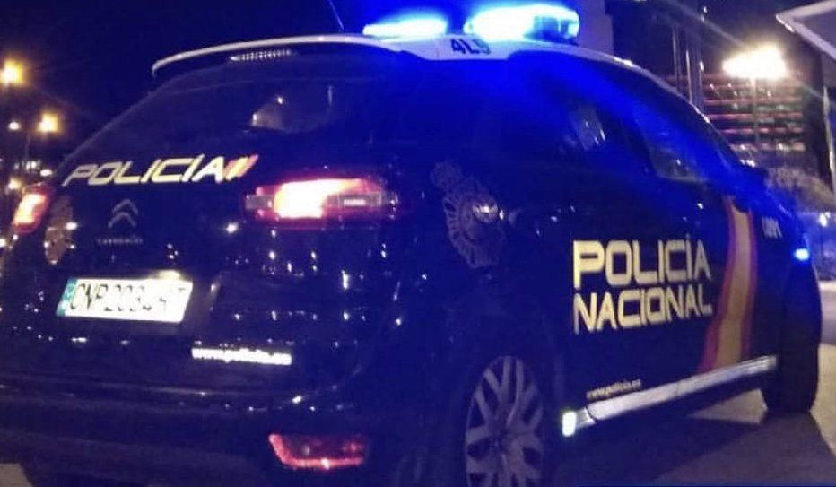 Un coche de Policía Nacional, un cuerpo que está buscando a un hombre con acento italiano como presunto violador de una joven belga en Madrid.