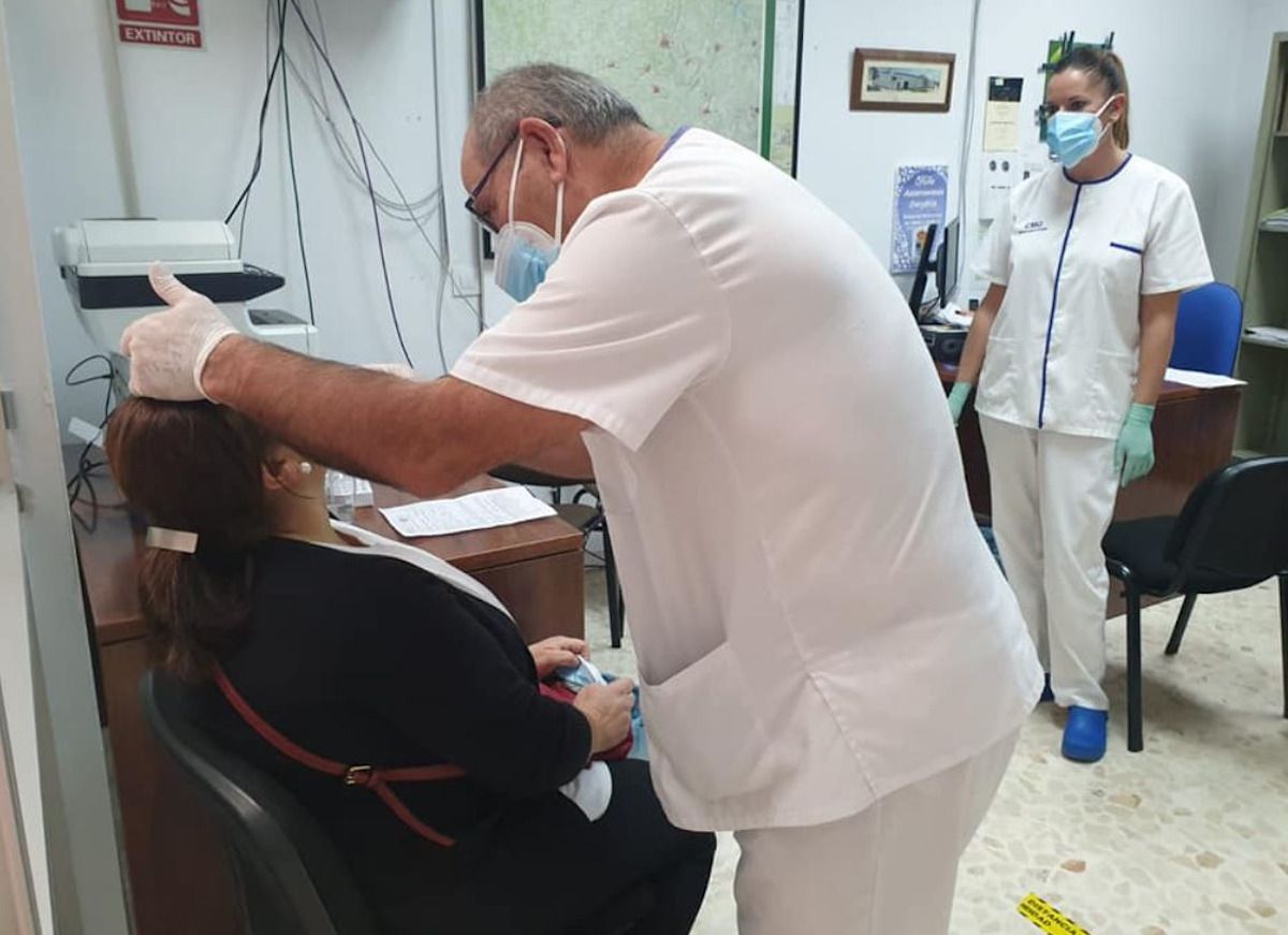 Sanitarios realizando pruebas en El Saucejo, que hoy anuncia su primera muerte de la pandemia mientras los hospitalizados descienden en la provincia.
