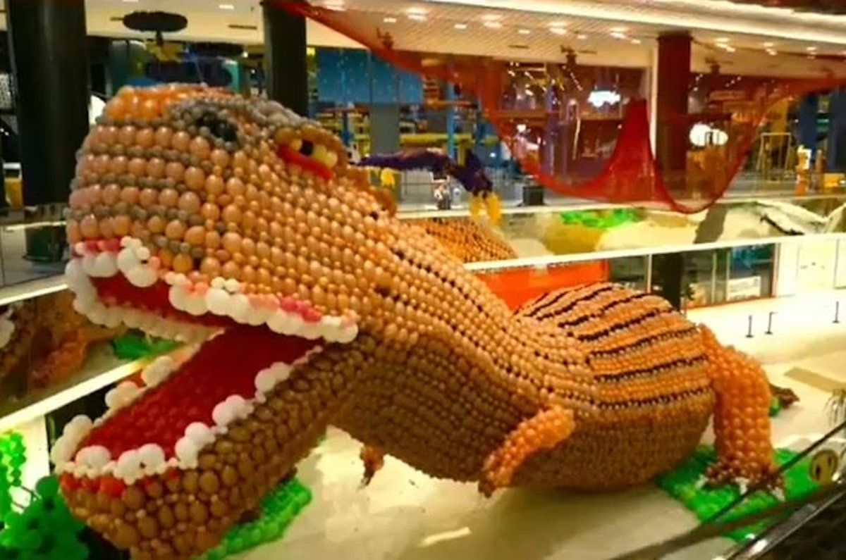 El mayor dinosaurio de globos del mundo elaborado por una empresa sevillana. El mayor dinosaurio de globos del mundo elaborado por una empresa sevillana.