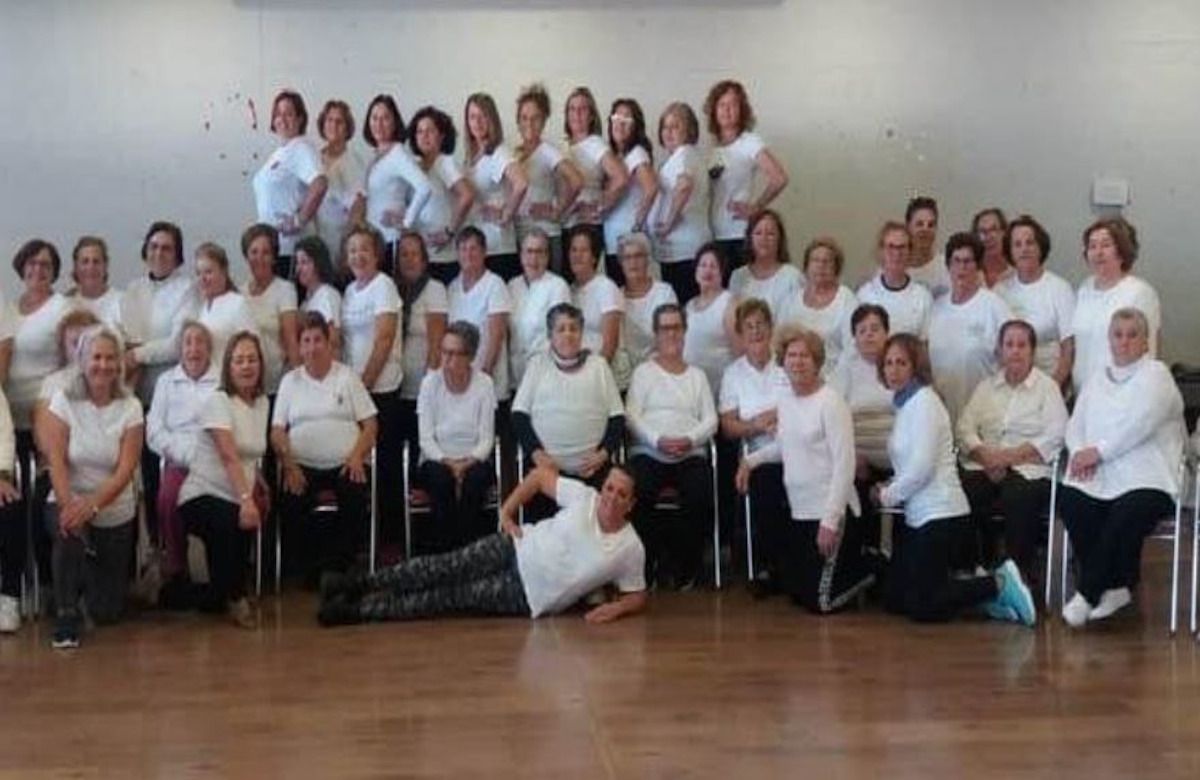 Grupo de mujeres de Trebujena que preparan garbanzos como conejo y tortas de plato y vaso.