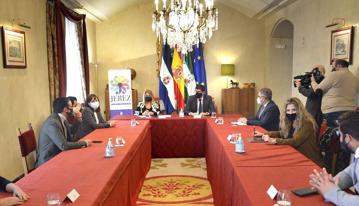 La alcaldesa Mamen Sánchez y el vicepresidente andaluz, Juan Marín, presidiendo la reunión para abordar el Plan Turístico de Grandes Ciudades de Jerez.