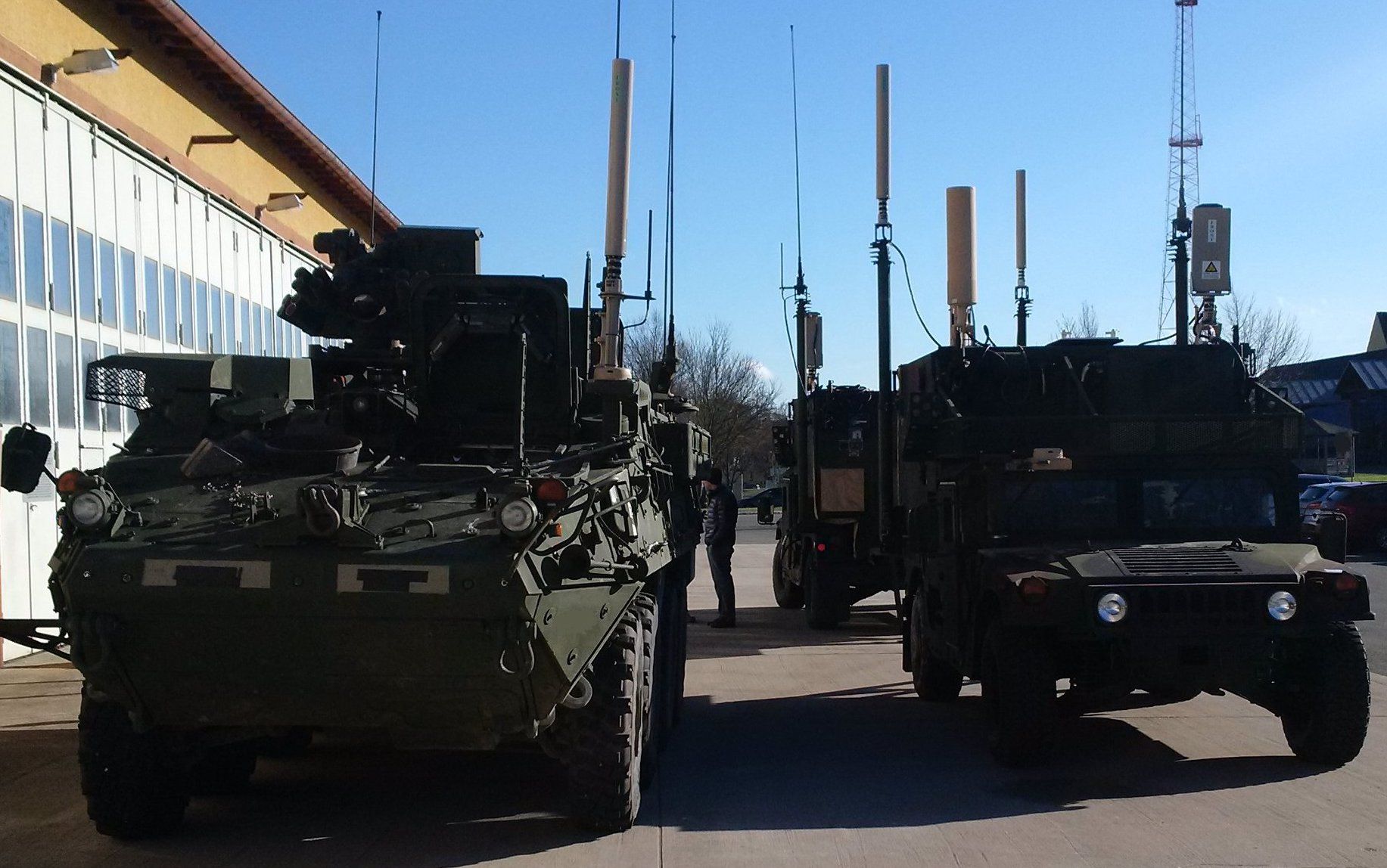 Vehículos militares, durante una pasada edición de la feria de armamento 'Electronic Warfaer Europe'.