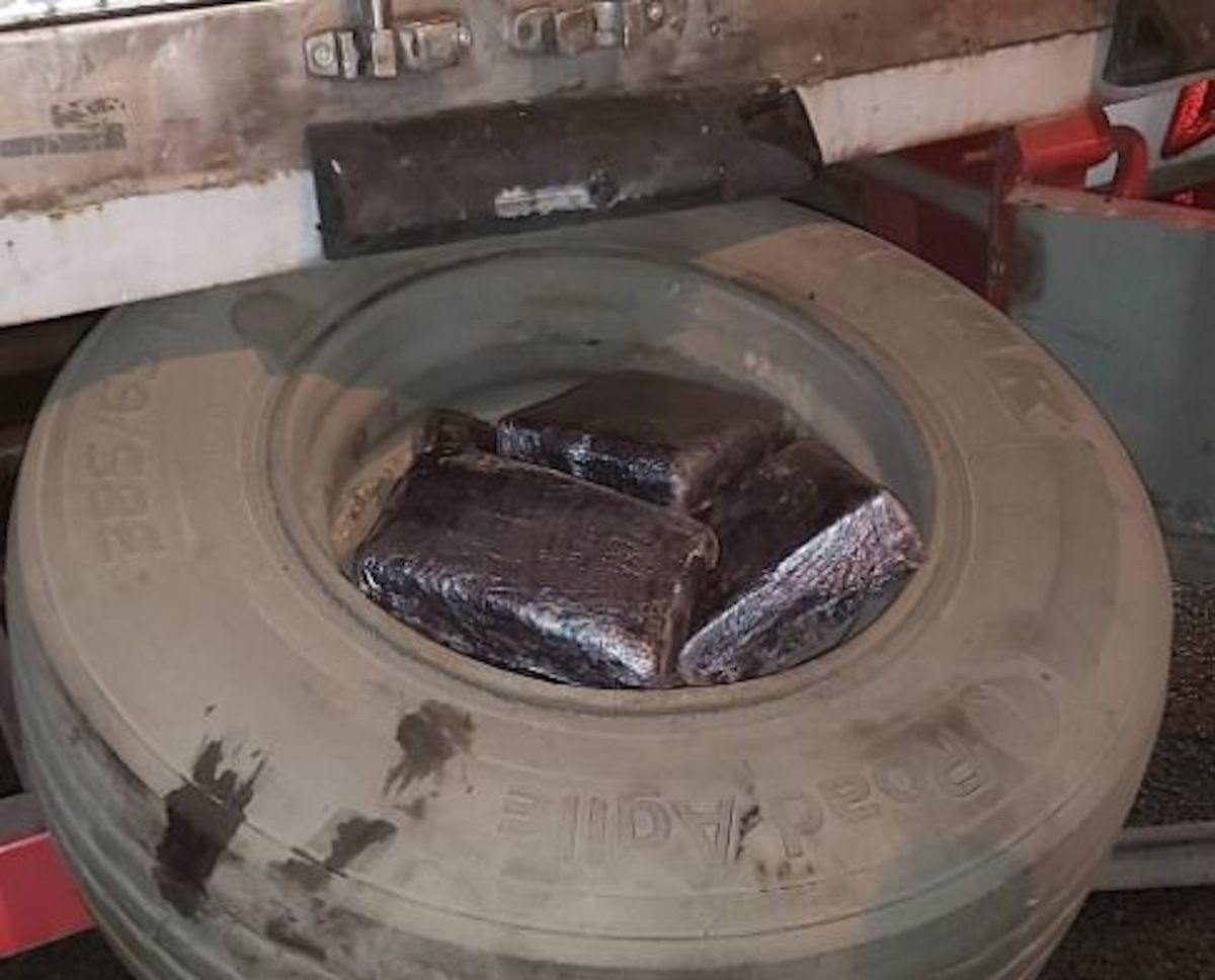 Rueda de repuesto con once kilogramos de hachís.