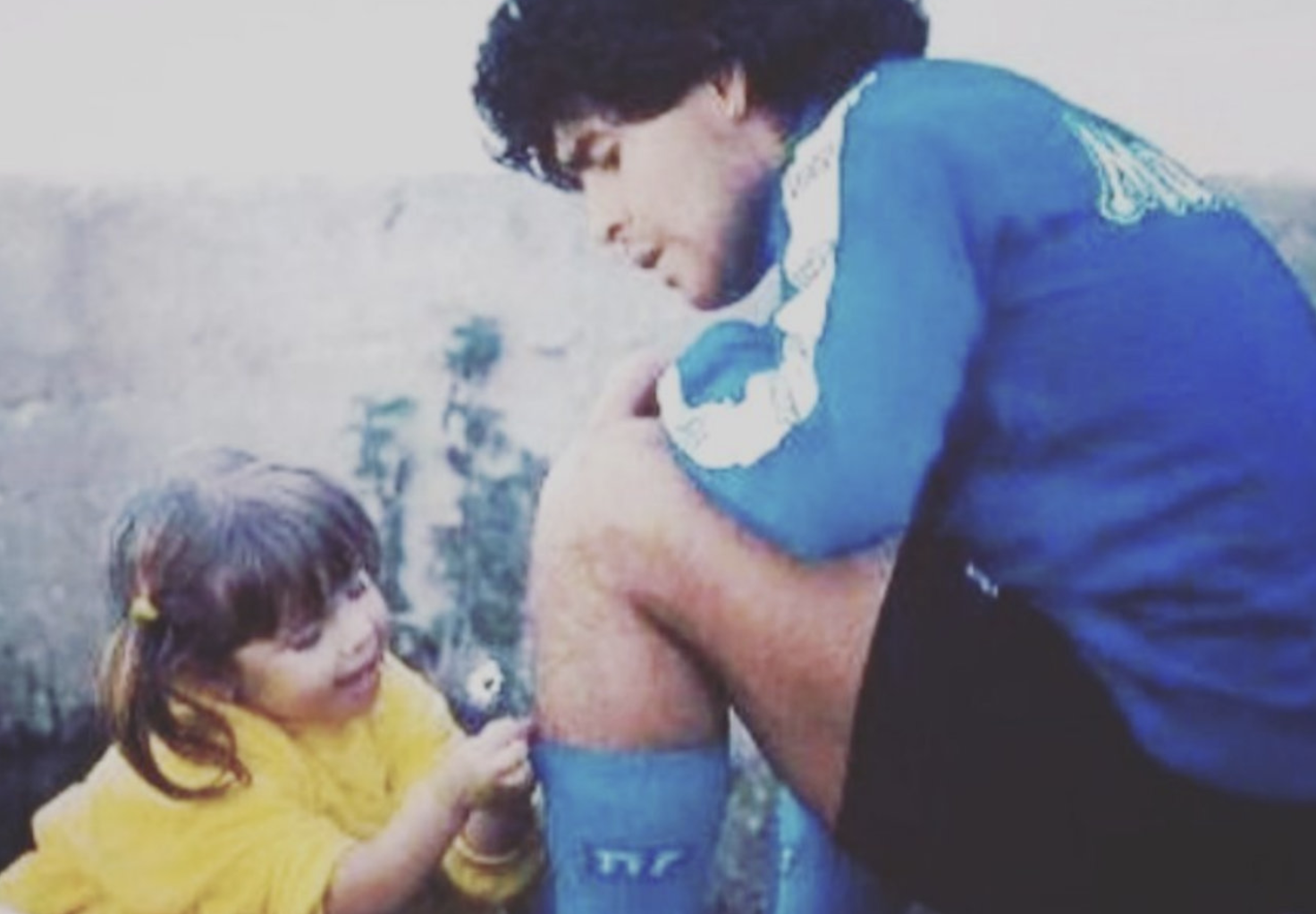 Dalma Maradona, de niña, con su padre.