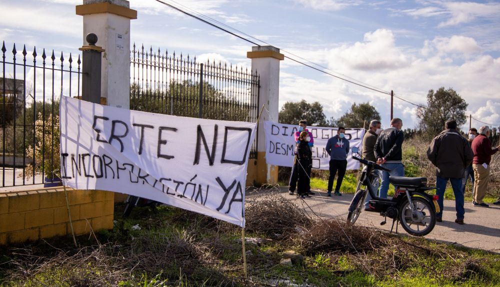 Algunas de las pancartas con las que protestan los trabajadores. FOTO: JUAN CARLOS TORO