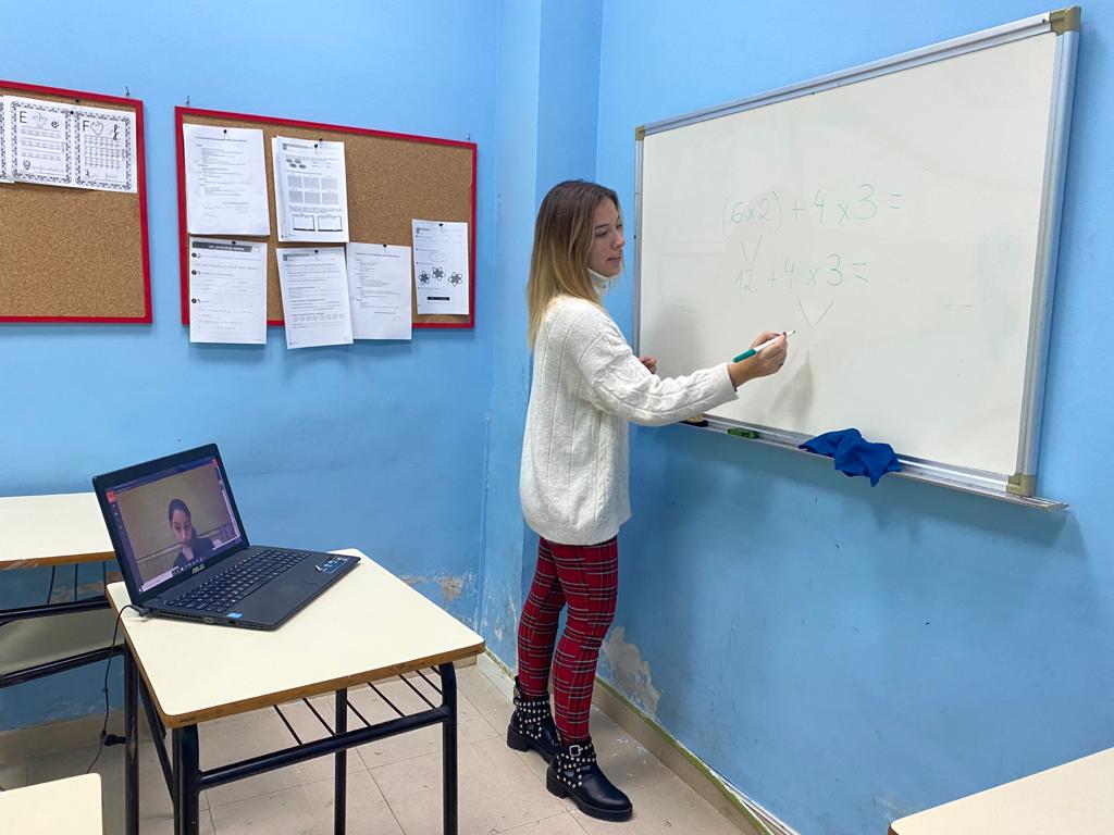 Una docente de 'Megaprofes', impartiendo una clase online.