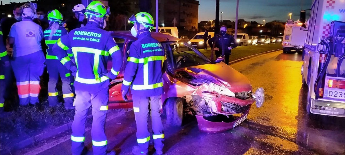 Los bomberos trabajan sobre el lugar del accidente. FOTO: CBPC