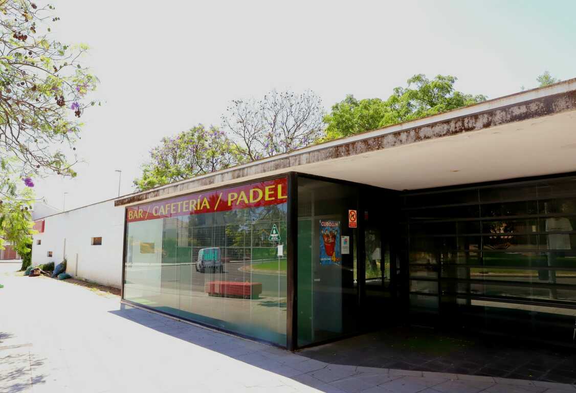Acceso a las instalaciones públicas del Club de Pádel Jacaranda, que el Ayuntamiento ha vuelto a poner en manos privadas.
