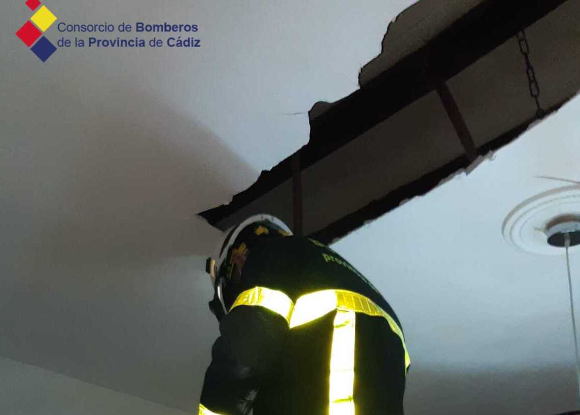 Intervención de los Bomberos en uno de los pisos afectados en un inmueble del centro de Cádiz.