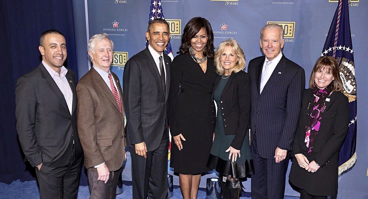 Orlan Boston (izquierda), con Barack y Michelle Obama, y el presidente electo Joe Biden, en una imagen de archivo.