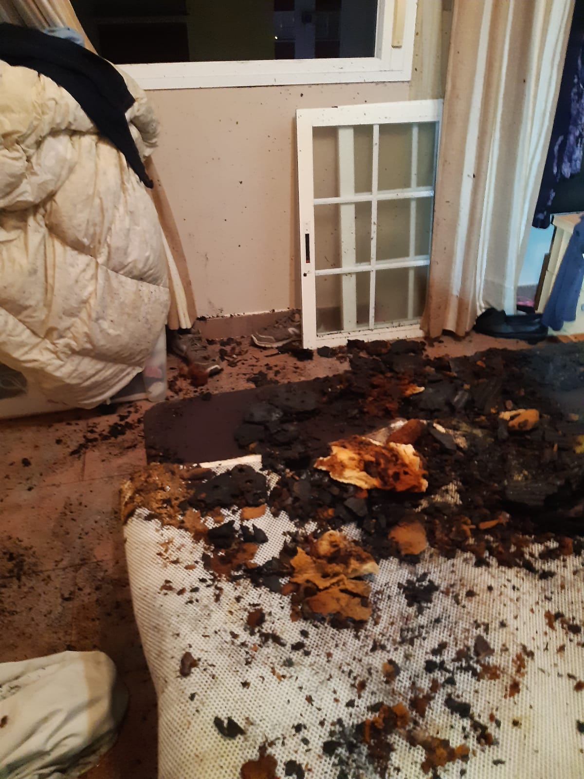 Restos del incendio en la vivienda de un bloque de 15 plantas en Jerez. Autor: Bomberos Restos del incendio en la vivienda de un bloque de 15 plantas en Jerez. Autor: Bomberos