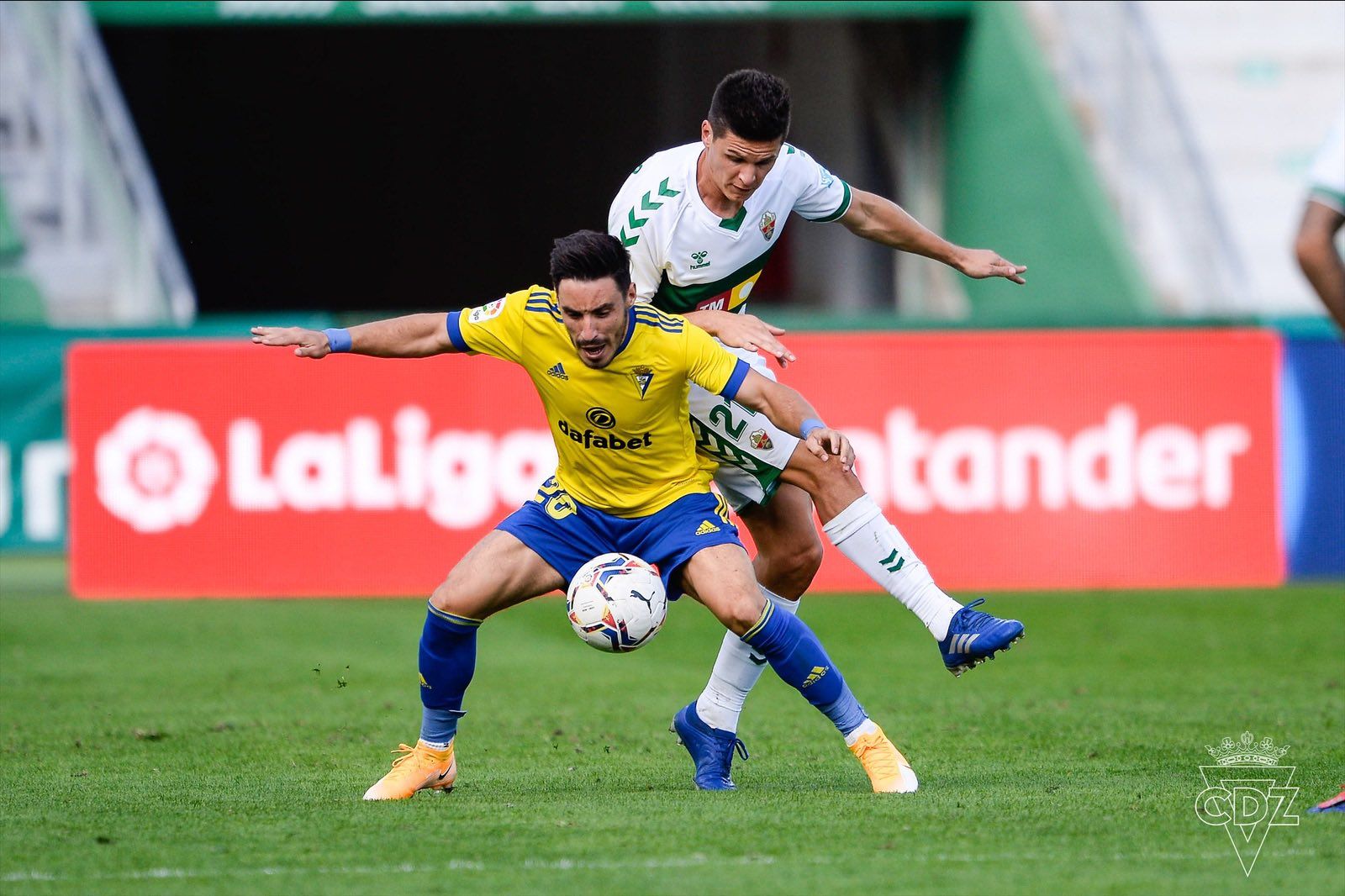 Un lance del Elche-Cádiz CF disputado este sábado en el Martínez Valero.