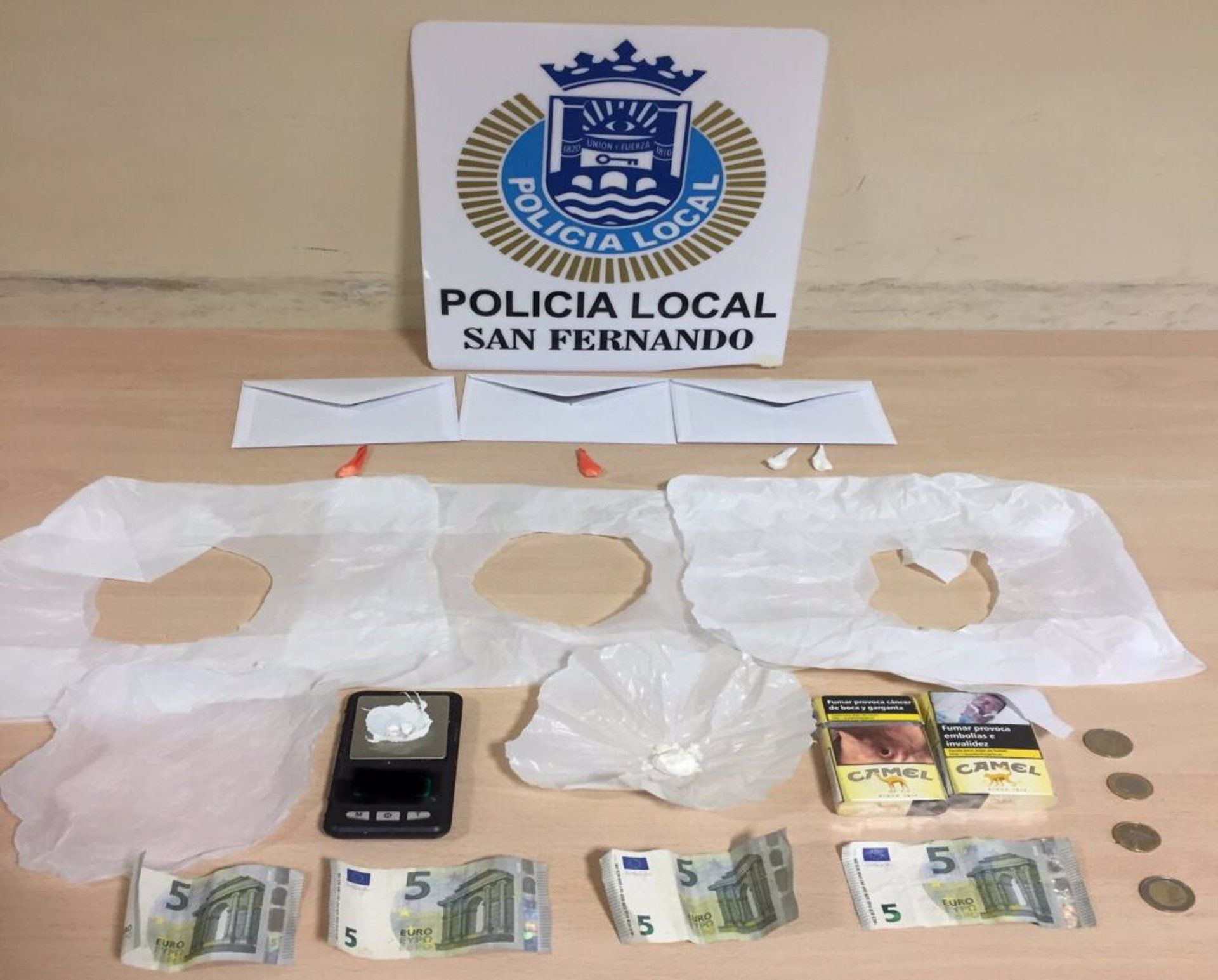 Droga y dinero intervenido por la Policía Local de San Fernando.