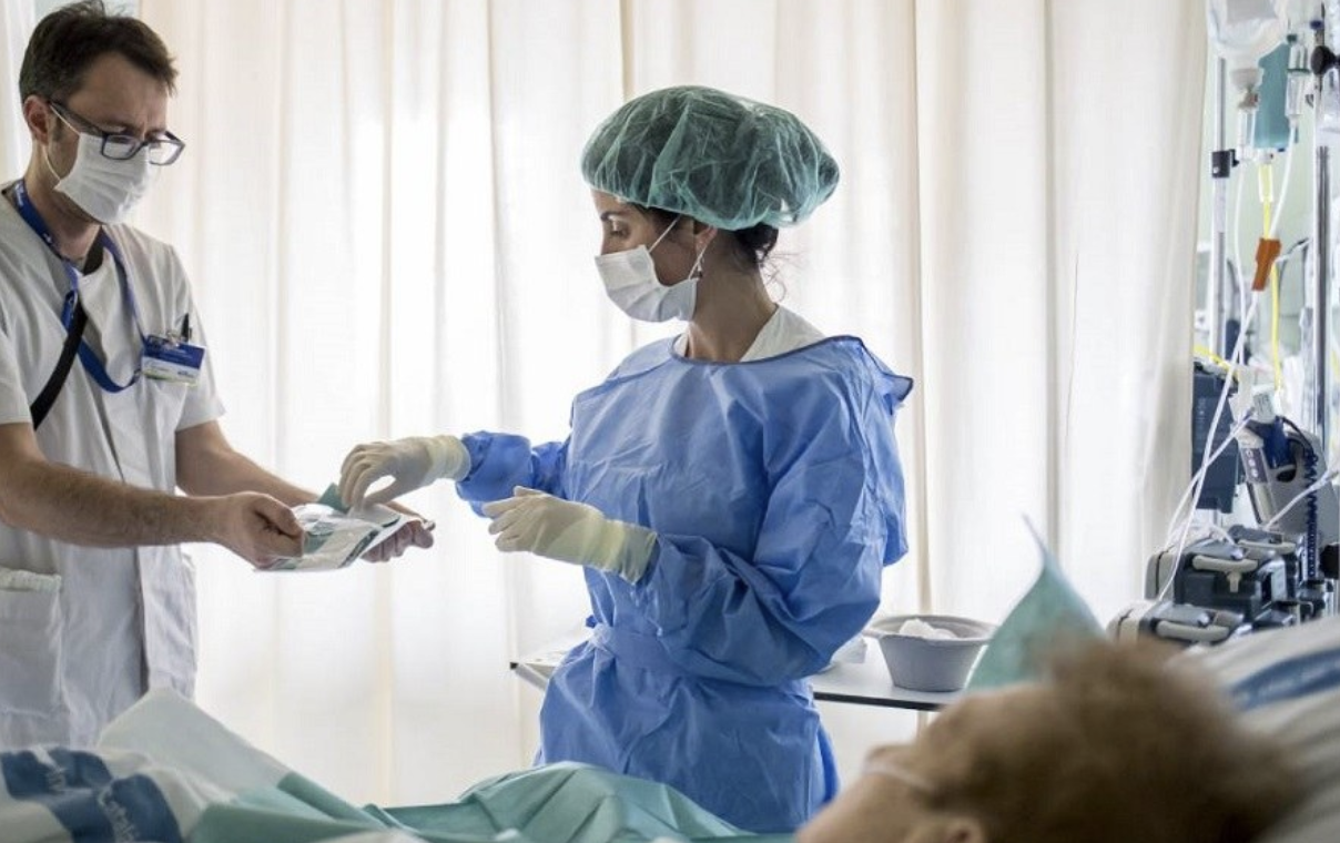 Andalucía rebasa la trágica barrera de los 4.000 muertos por covid. Sanitarios con una enferma de covid, en una imagen de 'Canal Sur'. Andalucía rebasa la trágica barrera de los 4.000 muertos por covid. Sanitarios con una enferma de covid, en una imagen de 'Canal Sur'.