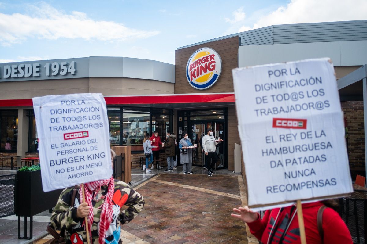 Concentración de trabajadores y representantes sindicales de Burger King, en una concentración en Luz Shopping.