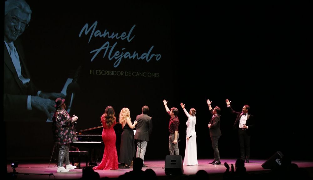 Todos los artistas participantes en el cierre del homenaje a Manuel Alejandro.