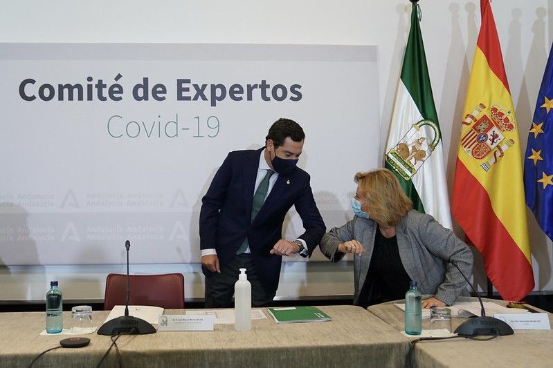 Moreno saluda a una de las integrantes del Comité de Expertos por la Covid-19 de la Junta, el pasado domingo.