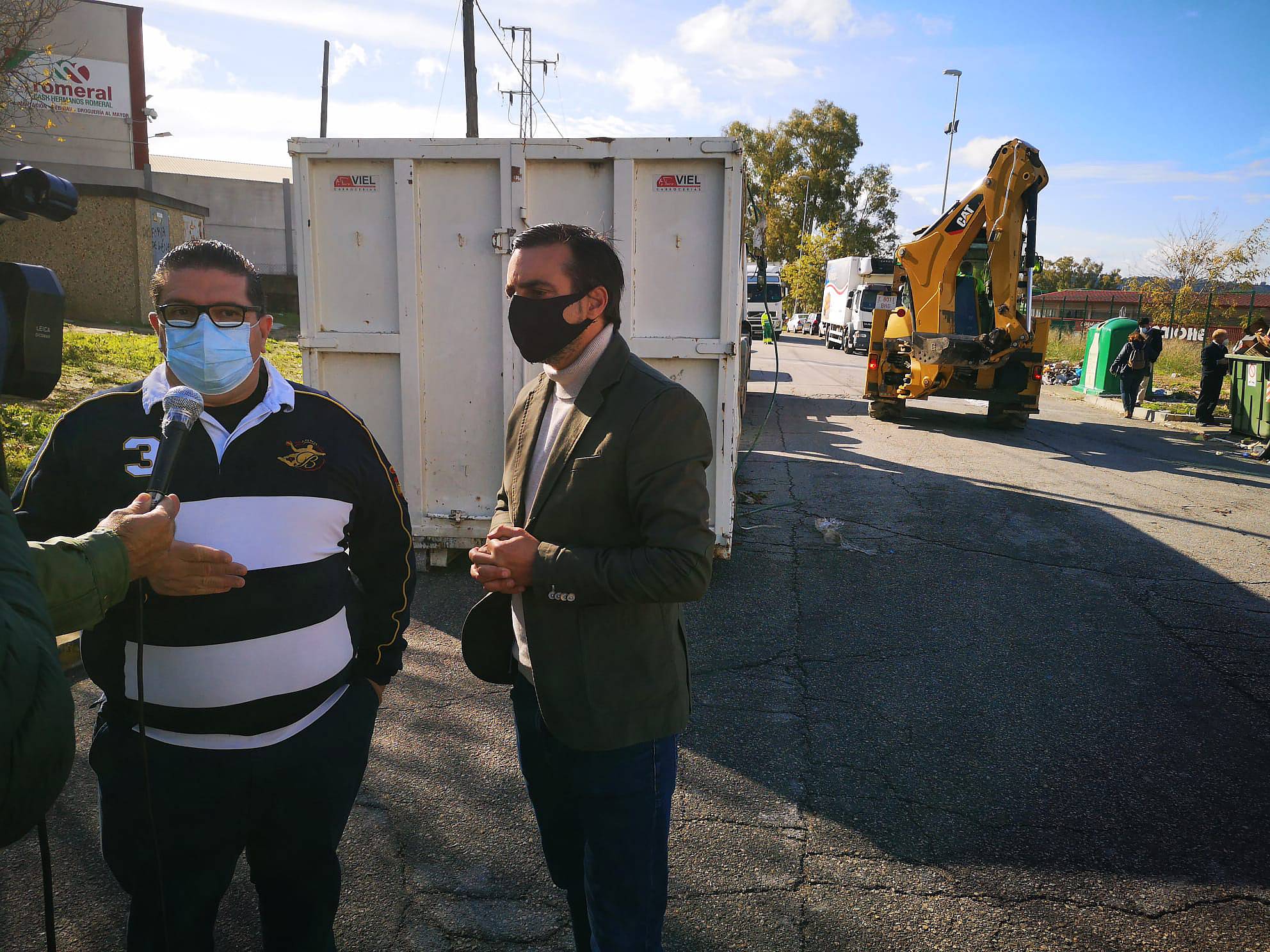 Díaz, en una visita reciente al polígono industrial El Portal. Habrá multa y denuncia penal para quienes arrojen residuos y escombros.