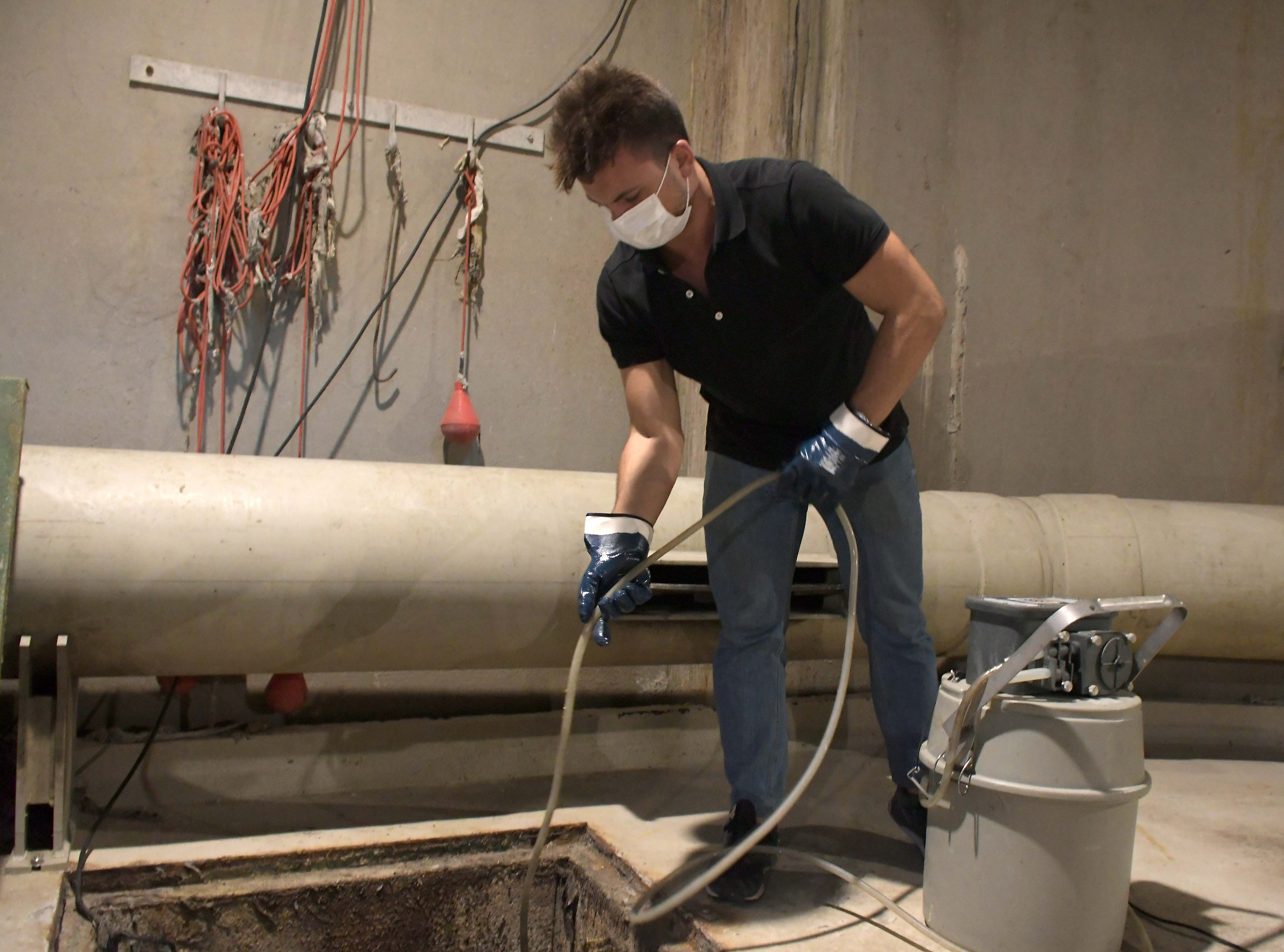 Un operario de Aguas de Cádiz, en plena faena.