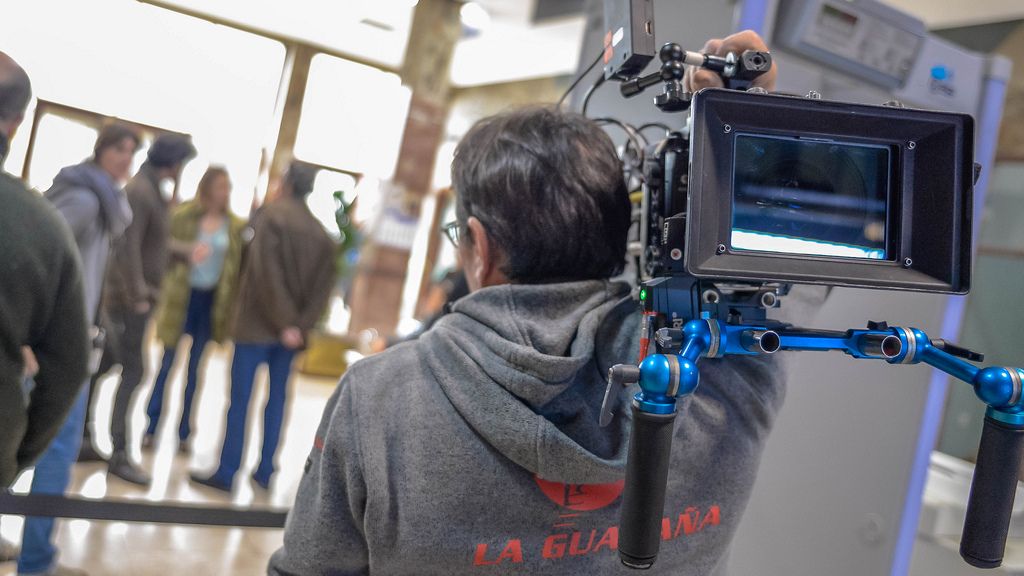 Operador de cámara durante un rodaje, en una imagen de archivo. Operador de cámara durante un rodaje, en una imagen de archivo.