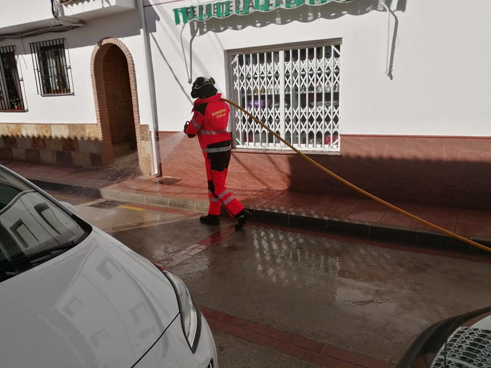 Un operario desinfecta las calles de Cuevas del Becerro. FOTO: Ayto.