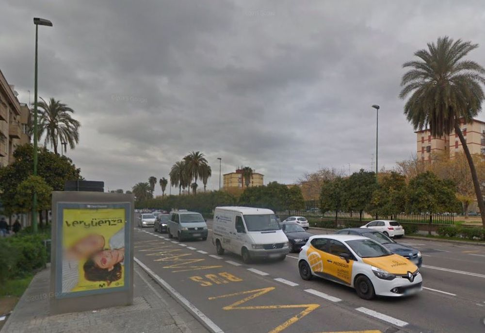 Calle Clemente Hidalgo, donde se produjo la caída de una mujer en la acera por la que el Ayuntamiento de Sevilla ha sido condenado.