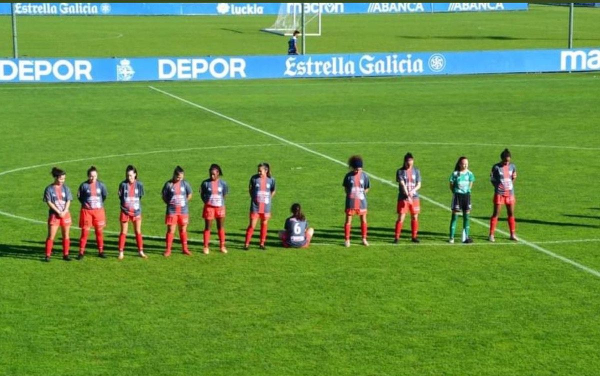 Paula sentada durante el minuto de silencio por la muerte de Maradona.