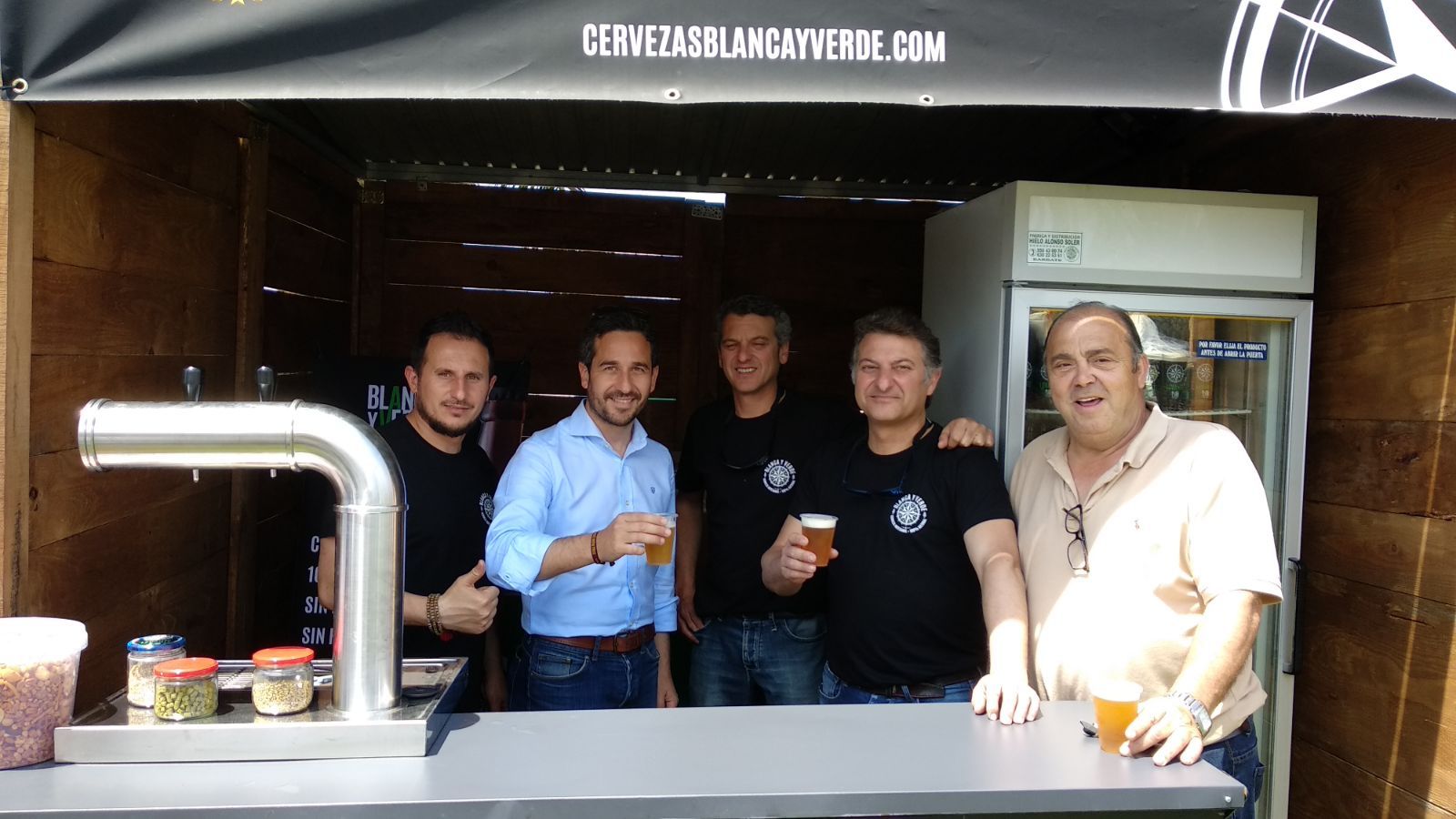 José Manuel Vera junto a los responsables de la organización, Guillermo Periñán y Paco Flor, y los representantes de las diferentes cervezas.