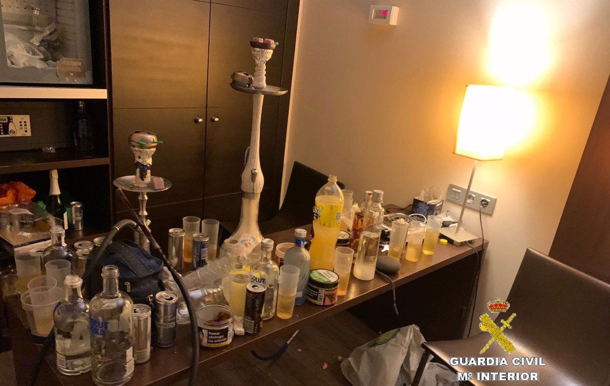 Un grupo de 30 jóvenes de diferentes municipios se saltan el toque de queda para celebrar un cumpleaños en un hotel de Los Barrios.