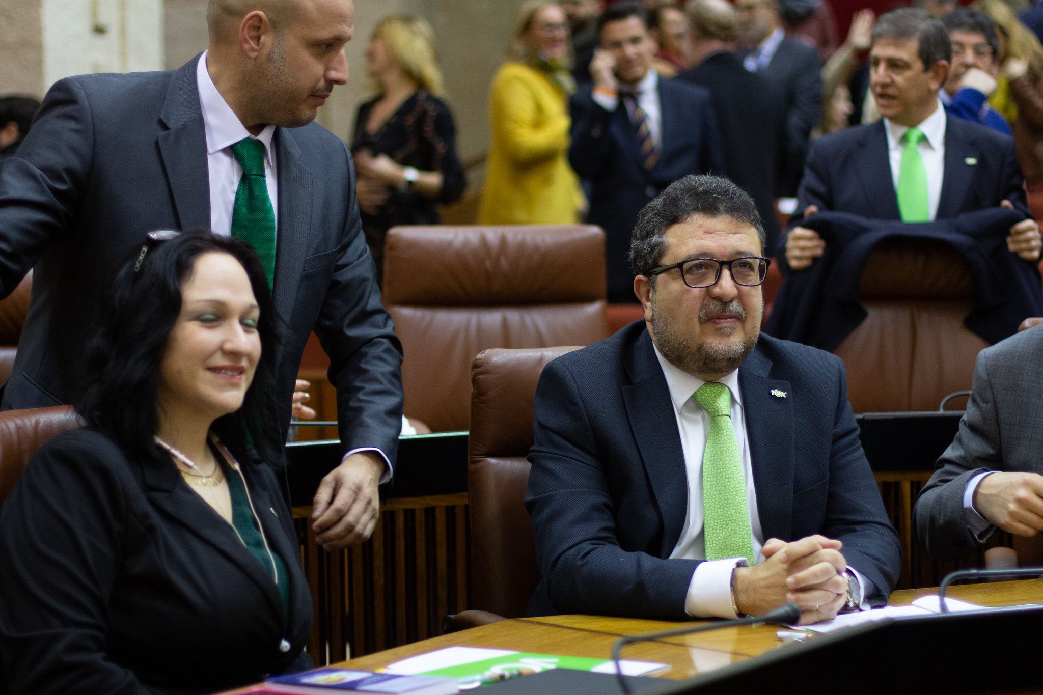 Serrano, a la derecha, en su época en el Parlamento andaluz. FOTO: Vox Andalucía