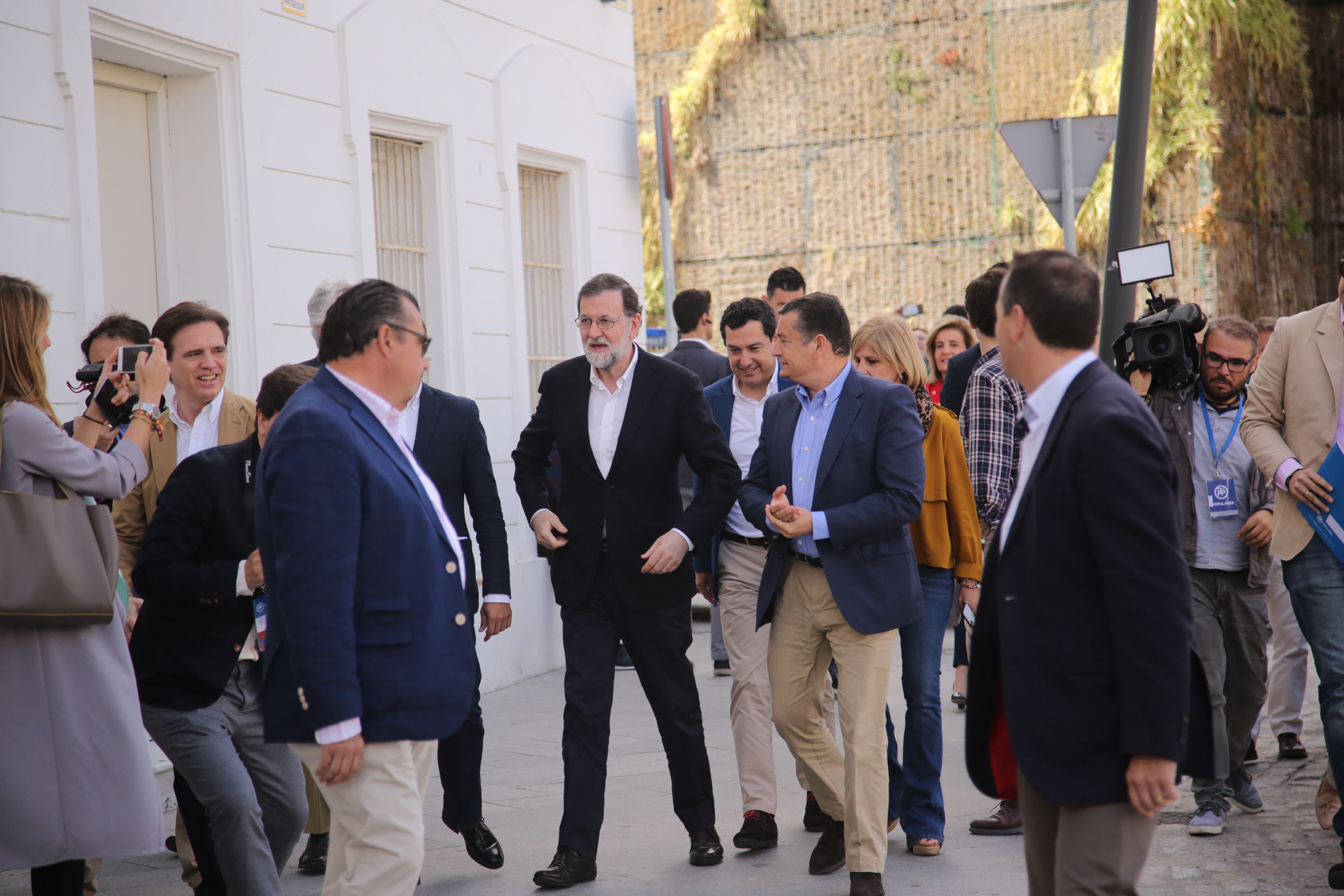 Mariano Rajoy, rodeado de cargos populares, a su llegada a San Agustín. Al fondo, el jardín vertical totalmente seco. FOTO: JUAN CARLOS TORO.